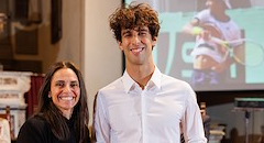 Leonardo Catani riceve il premio «Cortona e le sue stelle» da Roberta Vinci